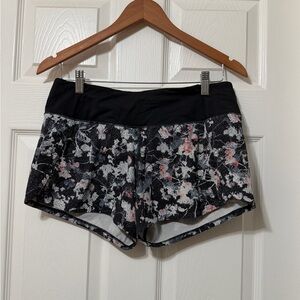 Lululemon athletica run times shorts II size 6 euc